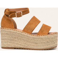 Answear - Sandały Ideal Shoes. Żółte koturny damskie ANSWEAR, bez obcasa, na obcasie, na klamry. W wyprzedaży za 99,90 zł.