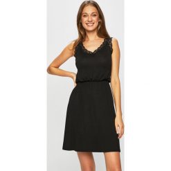 Jacqueline de Yong - Sukienka. Czerwone sukienki damskie Jacqueline de Yong, s, bez wzorów, z elastanu, eleganckie, bez kołnierzyka, bez rękawów, rozkloszowane. Za 69,90 zł.