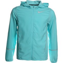 Nike Performance RUN Kurtka do biegania polarized blue/polarized blue/reflective silver. Niebieskie kurtki chłopięce przeciwdeszczowe Nike Performance, z materiału, do biegania. W wyprzedaży za 175,20 zł.