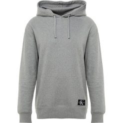 Calvin Klein Jeans MONOGRAM LOGO BADGE HOODIE Bluza z kapturem grey. Szare bluzy męskie rozpinane Calvin Klein Jeans, m, z bawełny, z kapturem. Za 459,00 zł.