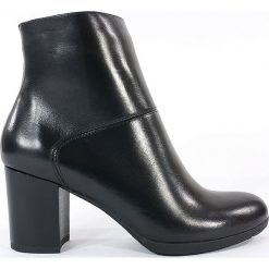BOTKI DAMSKIE NES 923/0 CZA. Botki damskie Nessi, ze skóry, bez obcasa, bez zapięcia. Za 229,00 zł.
