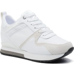 Sneakersy TOMMY HILFIGER - Iridescent Wedge Sneaker FW0FW04130 White 100. Białe półbuty damskie TOMMY HILFIGER, z zamszu. Za 539,00 zł.