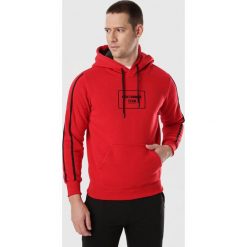 Czerwona Bluza Nedacine. Czerwone bluzy męskie Born2be, xl, bez wzorów, bez kołnierzyka, bez rękawów, bez kaptura. Za 79,99 zł.
