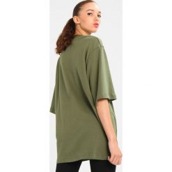 Topy sportowe damskie: Ivy Park BADGE LOGO TEE Tshirt z nadrukiem moss