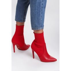 Czerwone Botki Play Hard. Czerwone botki damskie Renee, bez obcasa, na obcasie, bez zapięcia. Za 129,99 zł.