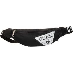 Saszetka nerka GUESS - Devin HBDEV3 PU203 BLACK. Czarne torby męskie skórzane Guess, z aplikacjami, z materiału, młodzieżowe. Za 159,00 zł.
