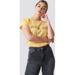Moves T-shirt Lulu - Yellow. Żółte t-shirty damskie marki Moves, z nadrukiem, z klasycznym kołnierzykiem. Za 141,95 zł.