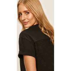 Levi's - T-shirt. Czarne bluzki damskie Levi's®, s, z aplikacjami, z bawełny, casualowe, z okrągłym kołnierzem. W wyprzedaży za 159,90 zł.