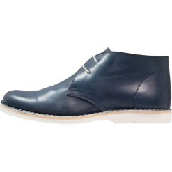 Kenneth Cole New York WITTEN BOOT Sznurowane obuwie sportowe navy. Niebieskie buty sportowe męskie marki Kenneth Cole New York, z materiału, na sznurówki. W wyprzedaży za 369,50 zł.
