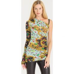 BLUZKA Versace Jeans Couture. Żółte bluzki damskie Versace Jeans Couture, z aplikacjami, z elastanu, z włoskim kołnierzykiem, bez rękawów. Za 758,45 zł.