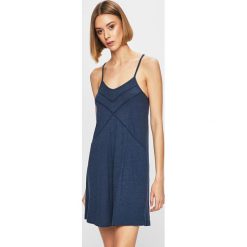 Roxy - Sukienka. Czerwone sukienki damskie Roxy, na co dzień, s, bez wzorów, z bawełny, casualowe, z dekoltem karo, bez rękawów, mini, proste. W wyprzedaży za 119,90 zł.