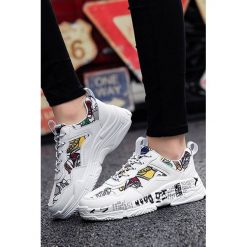 Sneakersy ELENISA WHITE. Białe buty sportowe damskie IVET, z napisami, z tkaniny, eleganckie. W wyprzedaży za 49,00 zł.
