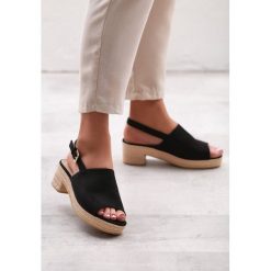 Czarne Sandały Kicks. Czarne sandały damskie Born2be, bez wzorów, bez obcasa, na obcasie, bez zapięcia. Za 79,99 zł.