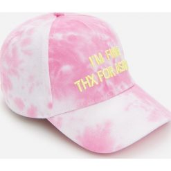 Czapka z daszkiem i efektem tie dye - Różowy. Różowe czapki damskie Reserved, bez wzorów. W wyprzedaży za 29,99 zł.