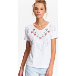 T-shirt damski z aplikacją. Białe t-shirty damskie Top Secret, s, z nadrukiem, z bawełny, z dekoltem w serek. W wyprzedaży za 29,99 zł.