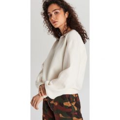 Bluza z balonowymi rękawami - Kremowy. Białe bluzy damskie Cropp, s, bez wzorów, bez rękawów, bez kaptura. Za 69,99 zł.