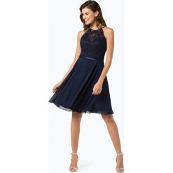 Luxuar Fashion - Damska sukienka wieczorowa, niebieski. Niebieskie sukienki damskie marki Luxuar Fashion, w koronkowe wzory, z koronki, eleganckie, bez kołnierzyka, bez rękawów. Za 899,95 zł.