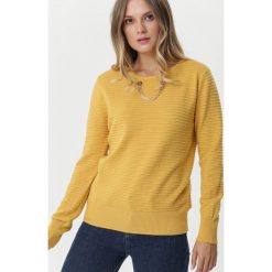 Żółty Sweter Deering. Żółte swetry damskie Born2be, xl, w paski, prążkowane, eleganckie, z długim rękawem, długie, bez kaptura. Za 99,99 zł.