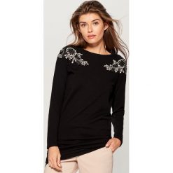 Sweter z haftem - Czarny. Czarne swetry klasyczne damskie marki Mohito, l. Za 119,99 zł.