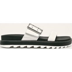 Sorel - Klapki skórzane Roaming Buckle Slide. Białe klapki damskie Sorel, bez wzorów, ze skóry, bez obcasa, na obcasie. Za 429,90 zł.