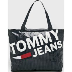 Tommy Jeans - Torebka. Niebieskie torebki klasyczne damskie Tommy Jeans, z nadrukiem, z poliesteru, casualowe, na ramię, duże, z nadrukiem, bez dodatków. W wyprzedaży za 219,90 zł.