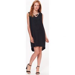 Sukienka bez rękawów z bardzo przyjemnej tkaniny. Czarne sukienki damskie Top Secret, na co dzień, na lato, bez wzorów, z tkaniny, eleganckie, z dekoltem w serek, bez rękawów, proste. W wyprzedaży za 59,99 zł.