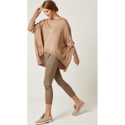 Sweter oversize z dłuższym tyłem brązowy. Pomarańczowe swetry damskie e-margeritka.pl, s, bez wzorów, z tkaniny, bez rękawów, długie, bez kaptura. Za 128,99 zł.