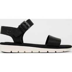 Timberland - Sandały. Czarne klapki damskie Timberland, bez wzorów, ze skóry, bez obcasa, na obcasie. W wyprzedaży za 339,90 zł.