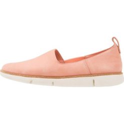Clarks TRI CURVE Półbuty wsuwane pink. Czerwone półbuty damskie skórzane Clarks. W wyprzedaży za 343,20 zł.