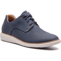 Półbuty CLARKS - Un VoyagePlain 261367787 Navy Nubuck. Niebieskie półbuty skórzane męskie Clarks. W wyprzedaży za 379,00 zł.