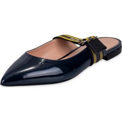 Sandały i Klapki Pollini. Żółte klapki damskie Pollini, w paski, z lakierowanej skóry, bez obcasa. Za 1260,00 zł.