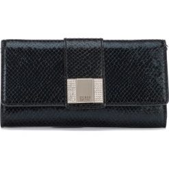 Guess Night Twist Kopertówka Czarny. Czarne kopertówki damskie Guess, w paski, z poliesteru, bez dodatków. Za 395,95 zł.