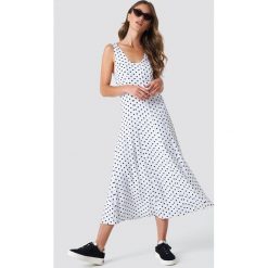 NA-KD Trend Sukienka midi z guzikami - White. Białe sukienki damskie NA-KD Trend, bez wzorów, z okrągłym kołnierzem, bez rękawów, midi, w kształcie a. Za 121,95 zł.