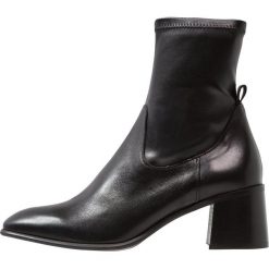 E8 BY MIISTA AZRA Botki black. Czarne botki damskie marki E8 BY MIISTA, ze skóry ekologicznej, klasyczne, bez obcasa, bez zapięcia. Za 629,00 zł.