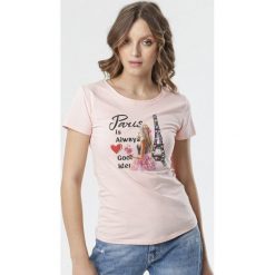Jasnoróżowy T-shirt Helia. Różowe bluzki damskie Born2be, s, z nadrukiem, klasyczne, z klasycznym kołnierzykiem. Za 49,99 zł.