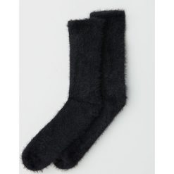 Długie skarpetki ze sztucznego futerka. Czarne skarpetki damskie Pull&Bear, bez wzorów. Za 24,90 zł.