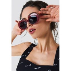 NA-KD Accessories Owalne okulary przeciwsłoneczne - Red. Czerwone okulary przeciwsłoneczne damskie marki NA-KD Accessories, owalne. W wyprzedaży za 24,28 zł.