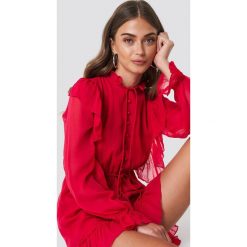 NA-KD Boho Kombinezon ze stójką - Red. Czerwone kombinezony damskie NA-KD Boho, bez wzorów, boho, ze stójką, bez rękawów. W wyprzedaży za 101,47 zł.