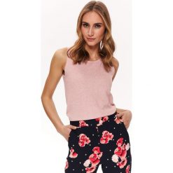 Bluzka z błyszczącej dzianiny. Różowe bluzki damskie Top Secret, na lato, bez wzorów, z dzianiny, eleganckie, bez rękawów, bez kaptura. W wyprzedaży za 29,99 zł.