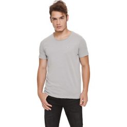 T-shirt w kolorze jasnoszarym. Szare t-shirty męskie Lonsdale, Kangol, s, bez wzorów, z bawełny, z okrągłym kołnierzem. W wyprzedaży za 39,95 zł.