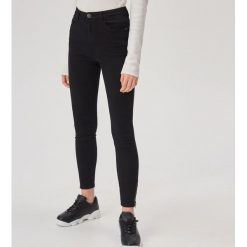 Spodnie skinny z wysokim stanem - Czarny. Czarne spodnie damskie Sinsay, s, bez wzorów, z podwyższonym stanem. Za 39,99 zł.