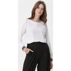 Biała Bluzka Cressida. Białe bluzki damskie Born2be, na co dzień, s, bez wzorów, klasyczne, z okrągłym kołnierzem, z długim rękawem. Za 69,99 zł.