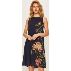 Desigual - Sukienka. Niebieskie sukienki damskie Desigual, na co dzień, z aplikacjami, z poliesteru, z okrągłym kołnierzem, bez rękawów, mini, proste. W wyprzedaży za 269,90 zł.