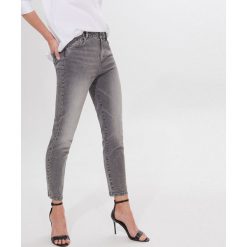 Jeansy typu mom fit - Jasny szary. Szare jeansy damskie Mohito, bez wzorów, z jeansu. Za 119,99 zł.