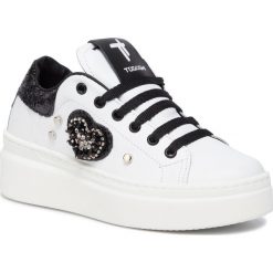 Sneakersy TOGOSHI - TG-06-03-000137 146. Białe półbuty damskie Togoshi, ze skóry. W wyprzedaży za 319,00 zł.
