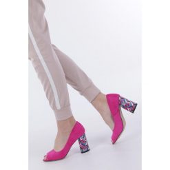 Fuksjowe czółenka na słupku ozdobnym szerokim peep toe casu 074. Czółenka damskie Casu, bez wzorów, z otwartym noskiem, bez obcasa, na słupku. Za 149,99 zł.