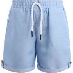 Carrement Beau BERMUDA Szorty weiß/hellblau. Niebieskie spodenki chłopięce marki Carrement Beau, z bawełny. Za 179,00 zł.