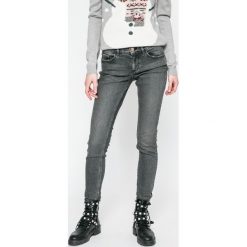 Calvin Klein Jeans - Jeansy Cavern. Jeansy damskie marki Calvin Klein Jeans, z aplikacjami, z elastanu. W wyprzedaży za 319,90 zł.