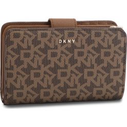 Duży Portfel Damski DKNY - Bryant Sm Carryall R831J659 Mocha Logo-Vic 9MV. Brązowe portfele damskie DKNY, ze skóry ekologicznej. Za 419,00 zł.