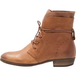 HUB HALLY Botki sznurowane cognac/natural. Brązowe botki damskie marki HUB, ze skóry, bez obcasa, na sznurówki. Za 559,00 zł.
